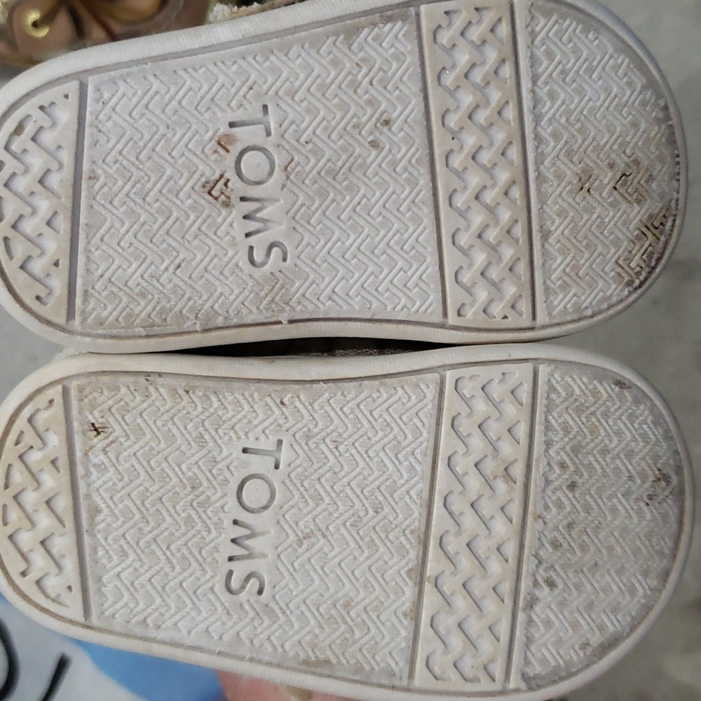 Toms - Picture 2 of 3